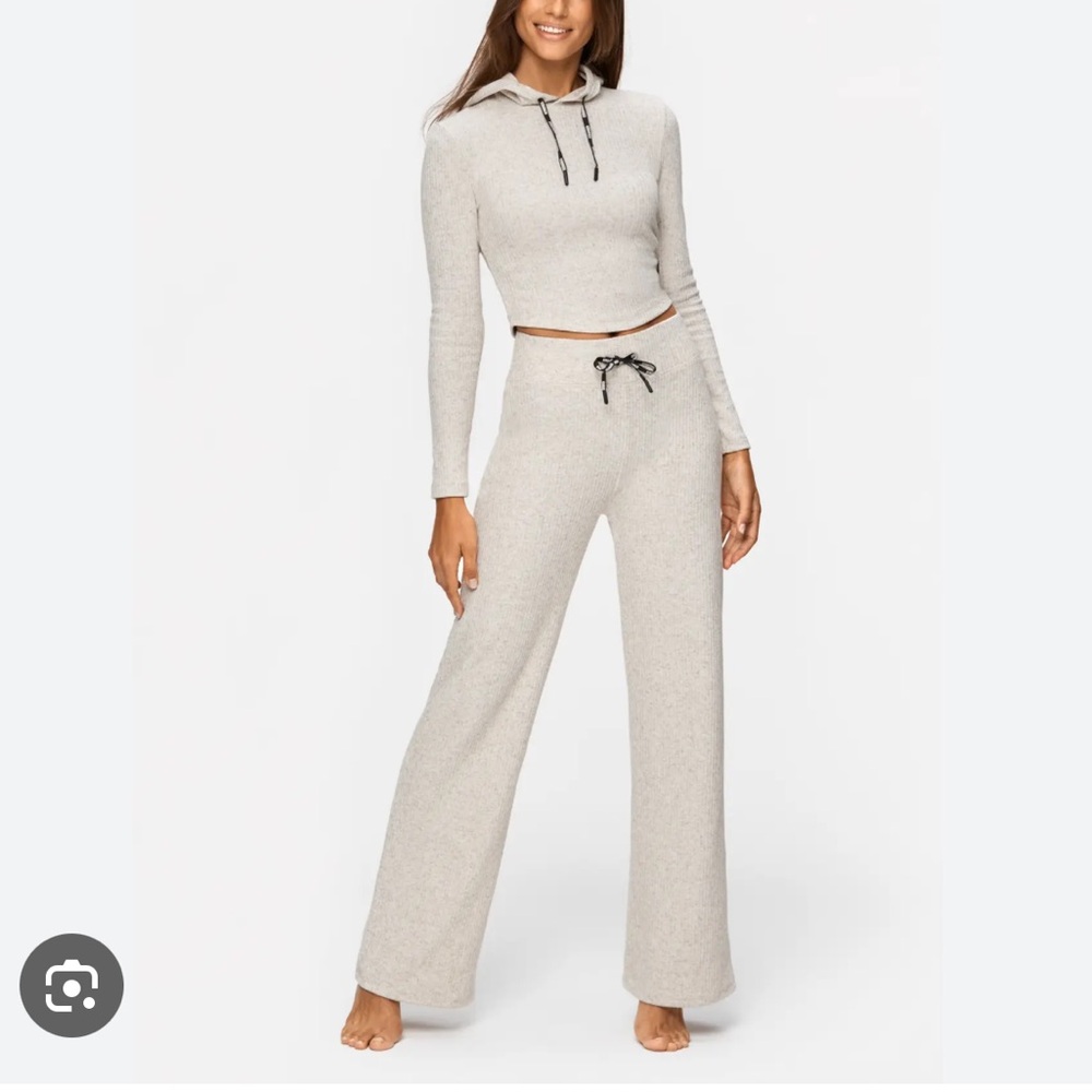 Stronger crop top and straight pants set